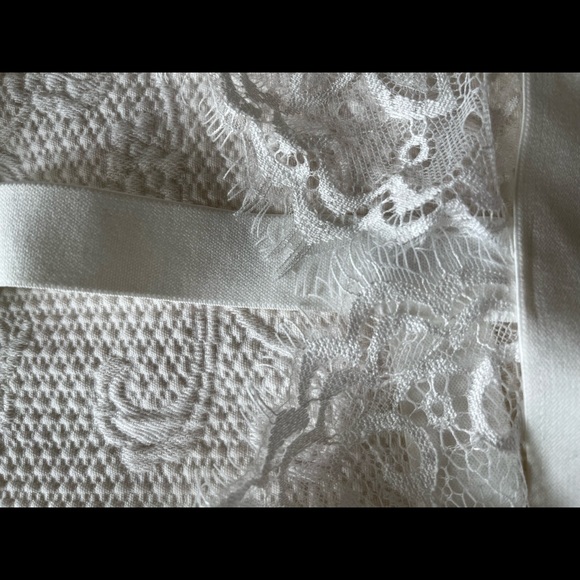 Unworn lacy lingerie - Picture 3 of 3